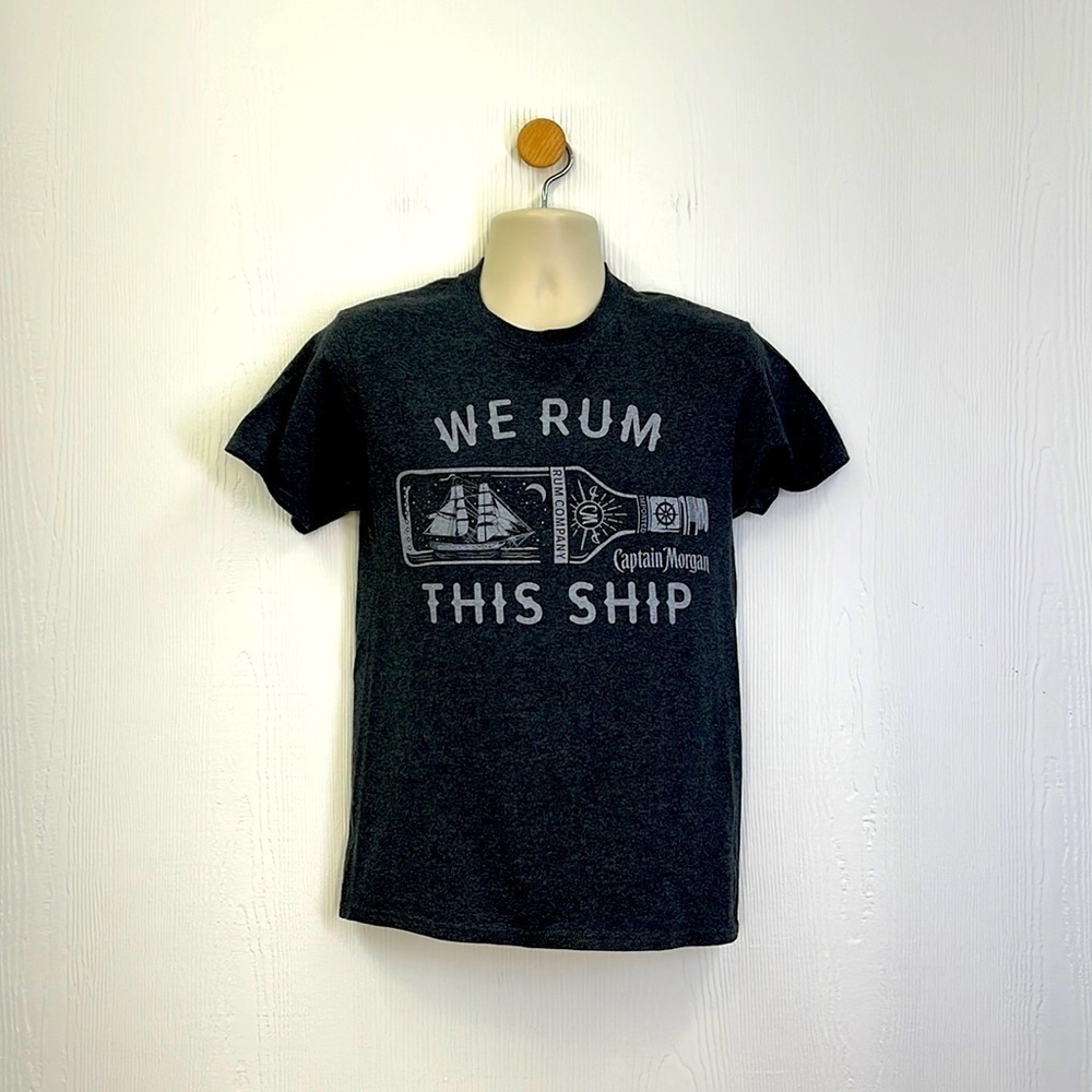 Captain Morgan - We Rum This Ship Captain Morgan Gray T Shirt Size Medium